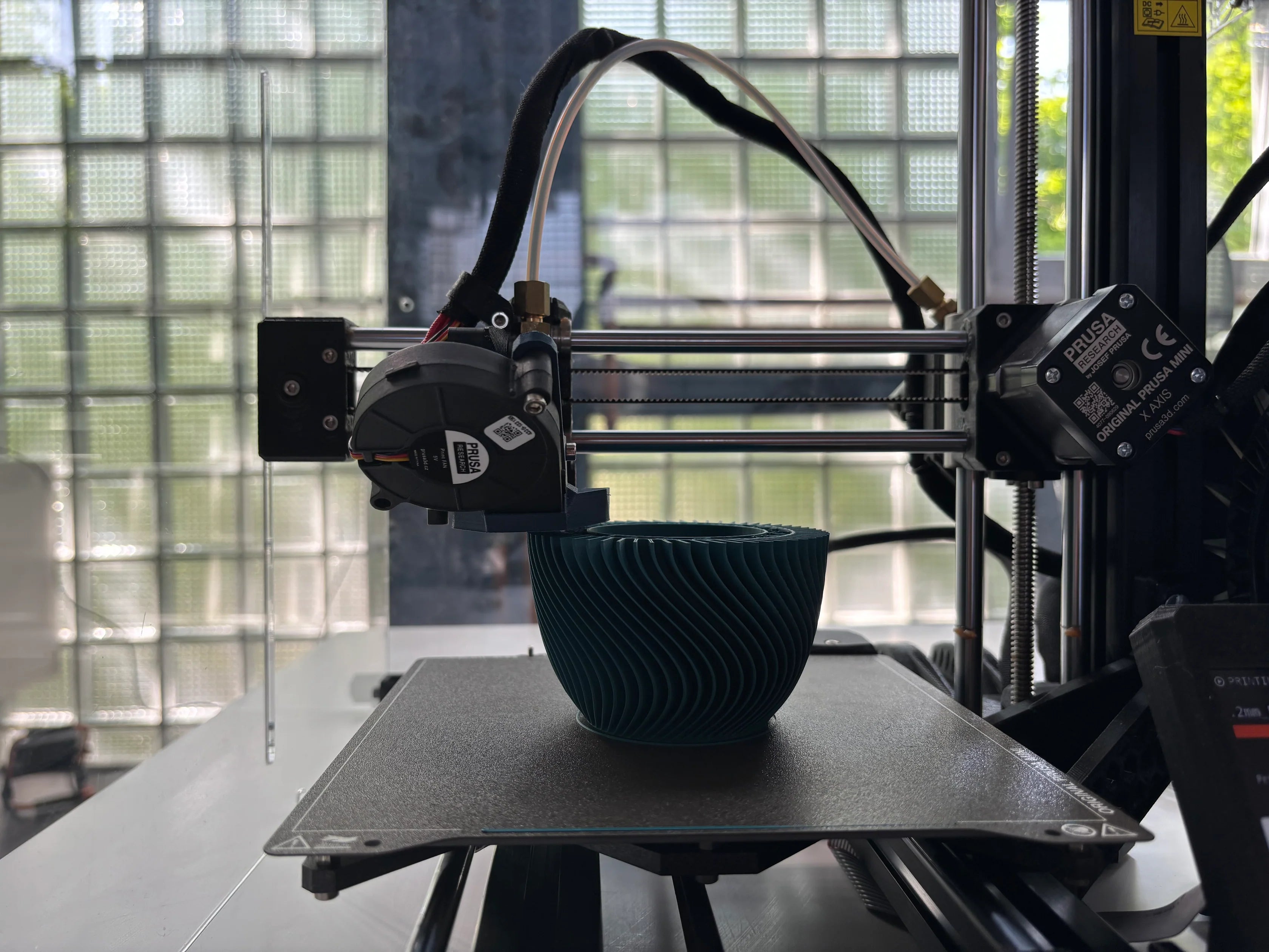 Prusa Mini 3D-Drucker bei der Fertigung einer Vase